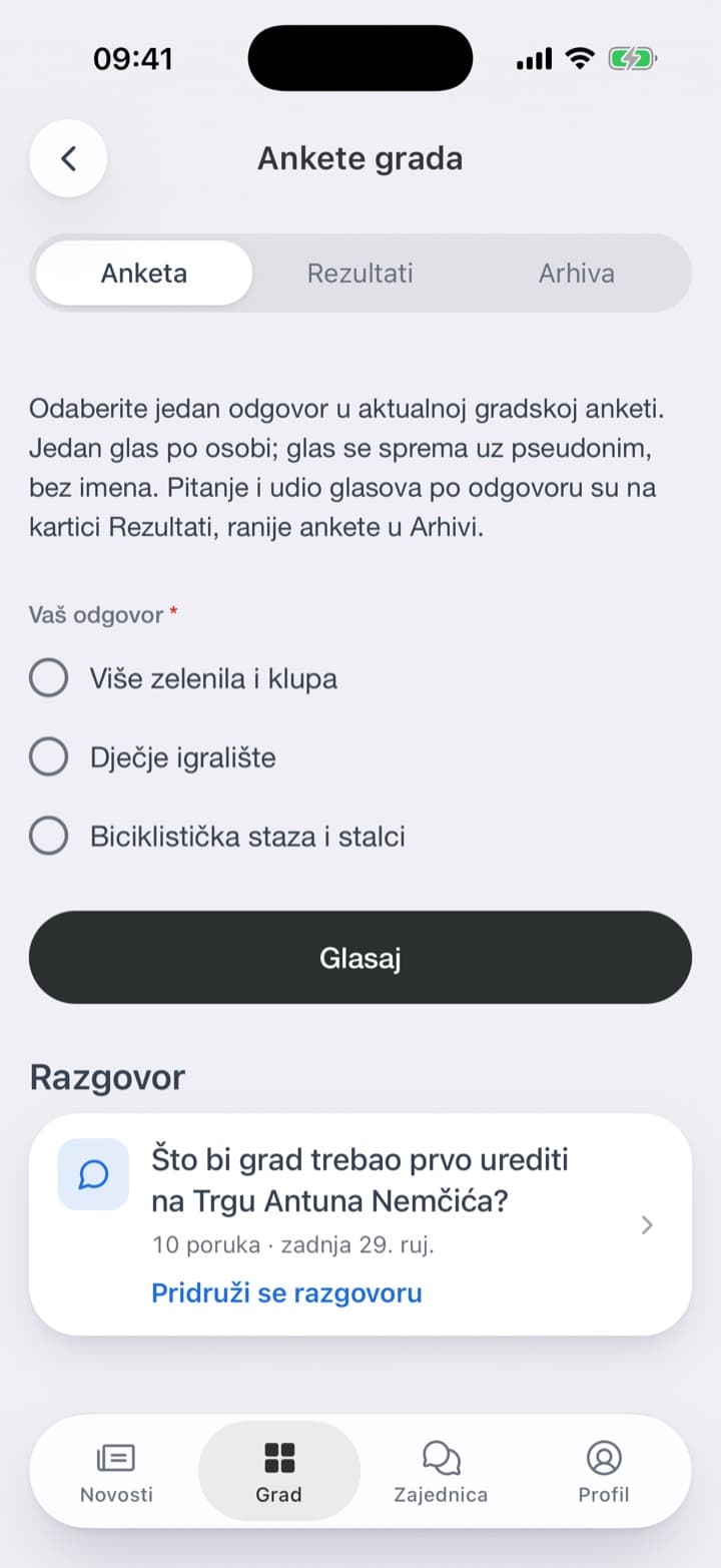 Obje usluge na početnom zaslonu. Anketa: odaberite jedan odgovor i glasajte. Rezultati: pitanje i udio glasova za svaki odgovor.